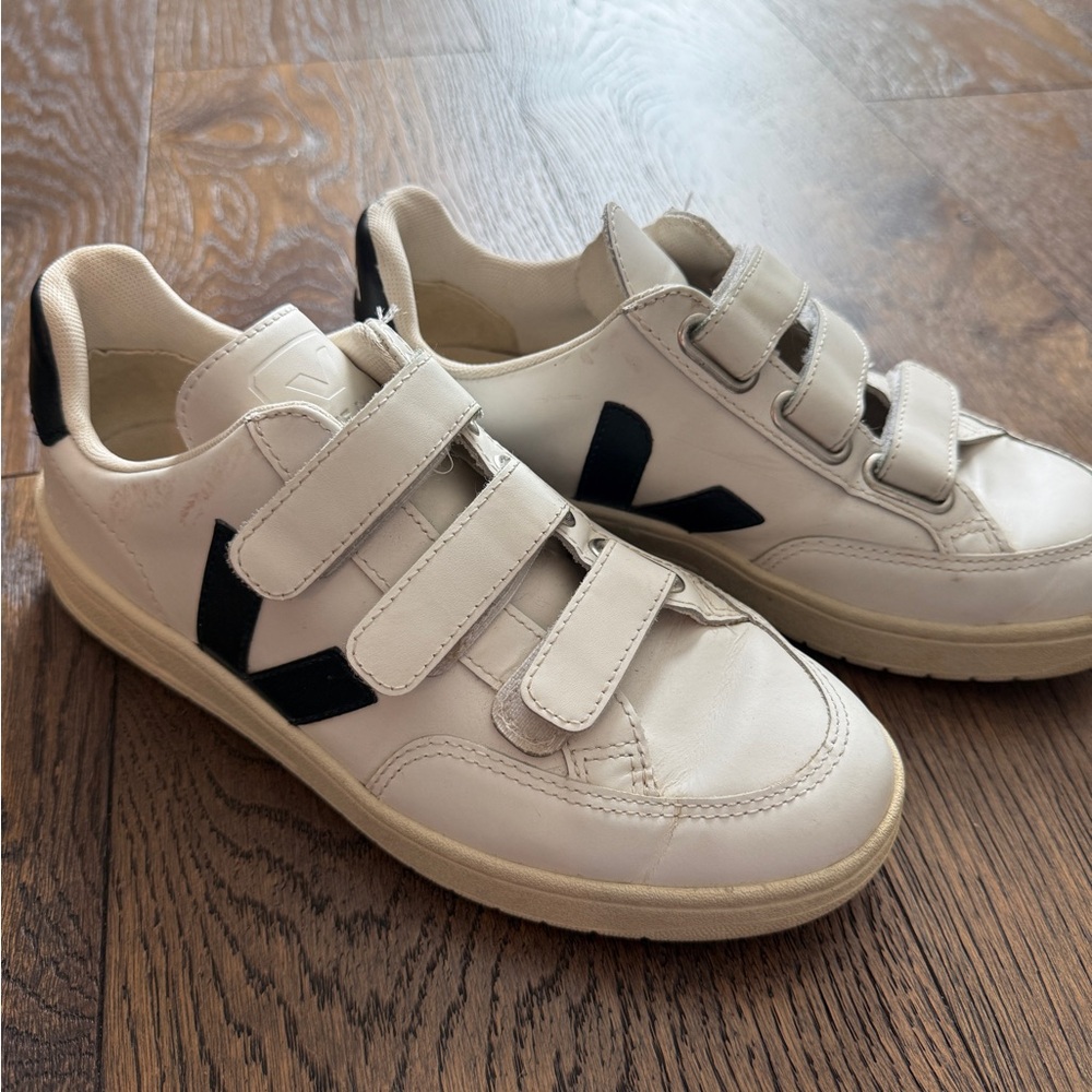 Veja Women's White Sneaker with Black V Detail - Picture 6 of 11